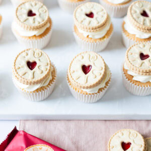 A chopping board of six Jammie Dodger Cupcakes